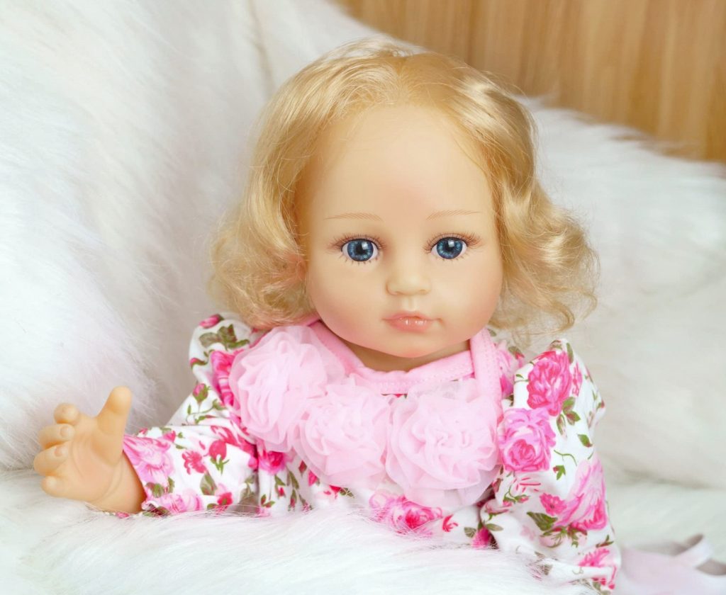 Lifelike Baby Dolls: Realistic Replicas for Play and Collecting插图2